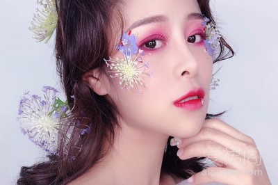 活用底妆工具　魅力技巧