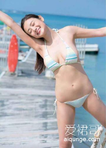 2招体式训练成就傲人美胸